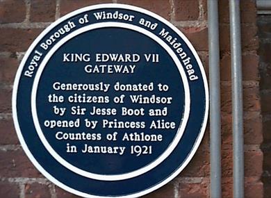Blue Plaque for King Edward VII Gateway