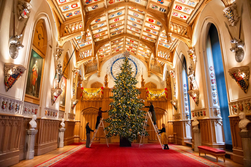 Dressing the Christmas tree in Windsor Castle, St George's Hall