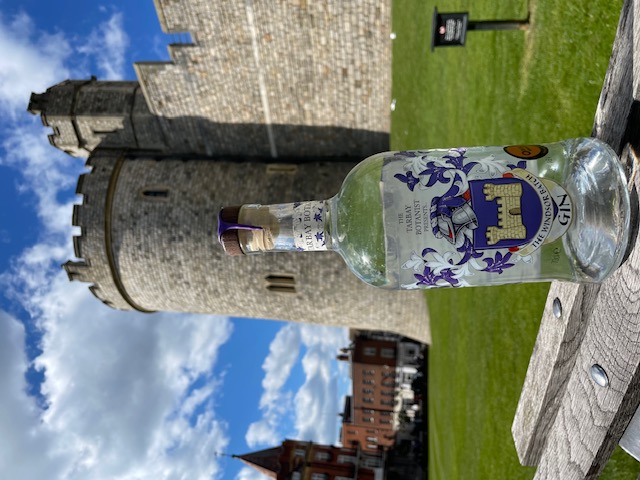 Tarbay Botanist Gin in front of Windsor Castle
